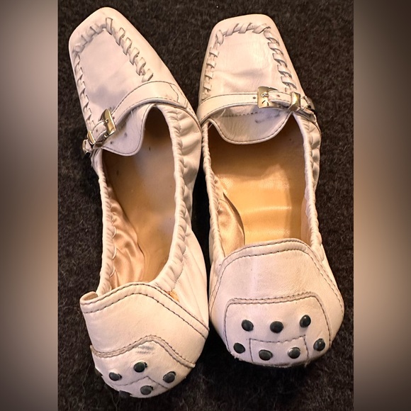 415. Ladies Tod’s Vintage White Leather Buckle Distressed Driving Shoe - Picture 4 of 15